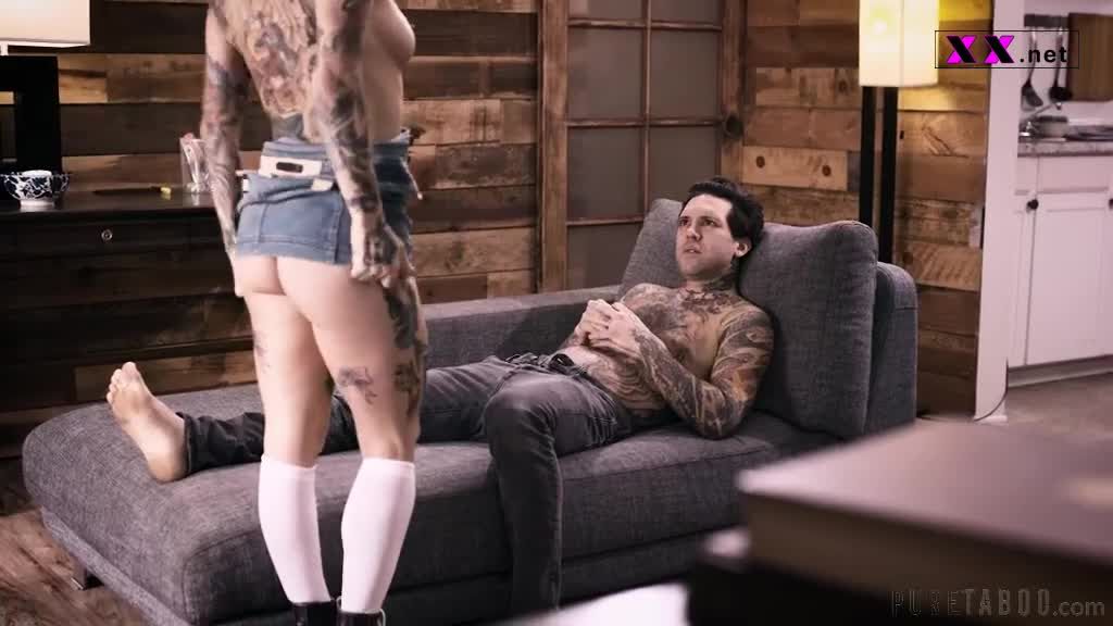 哥哥掏屌叫她闭嘴跪下吞精