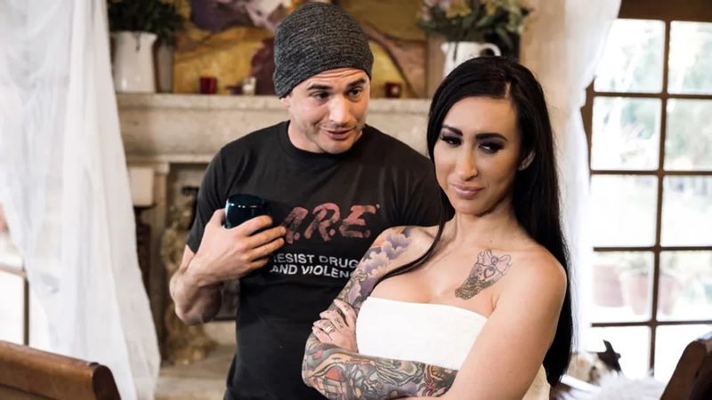 后院自慰的骚妈把他拉进床