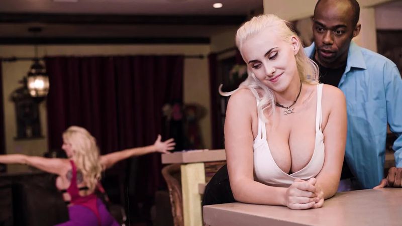 沙发上她掰开腿等继父靠近